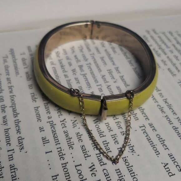 Vintage Gold Tone and Yellow Plastic Hinge Clasp Cuff Bracelet - Picture 1 of 11
